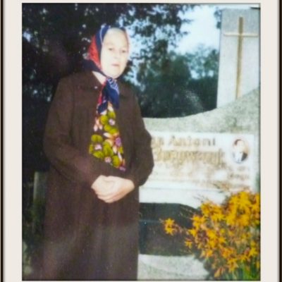 Babcia Gertruda przy grobie Dziadka Antoniego. Lata 80-te.